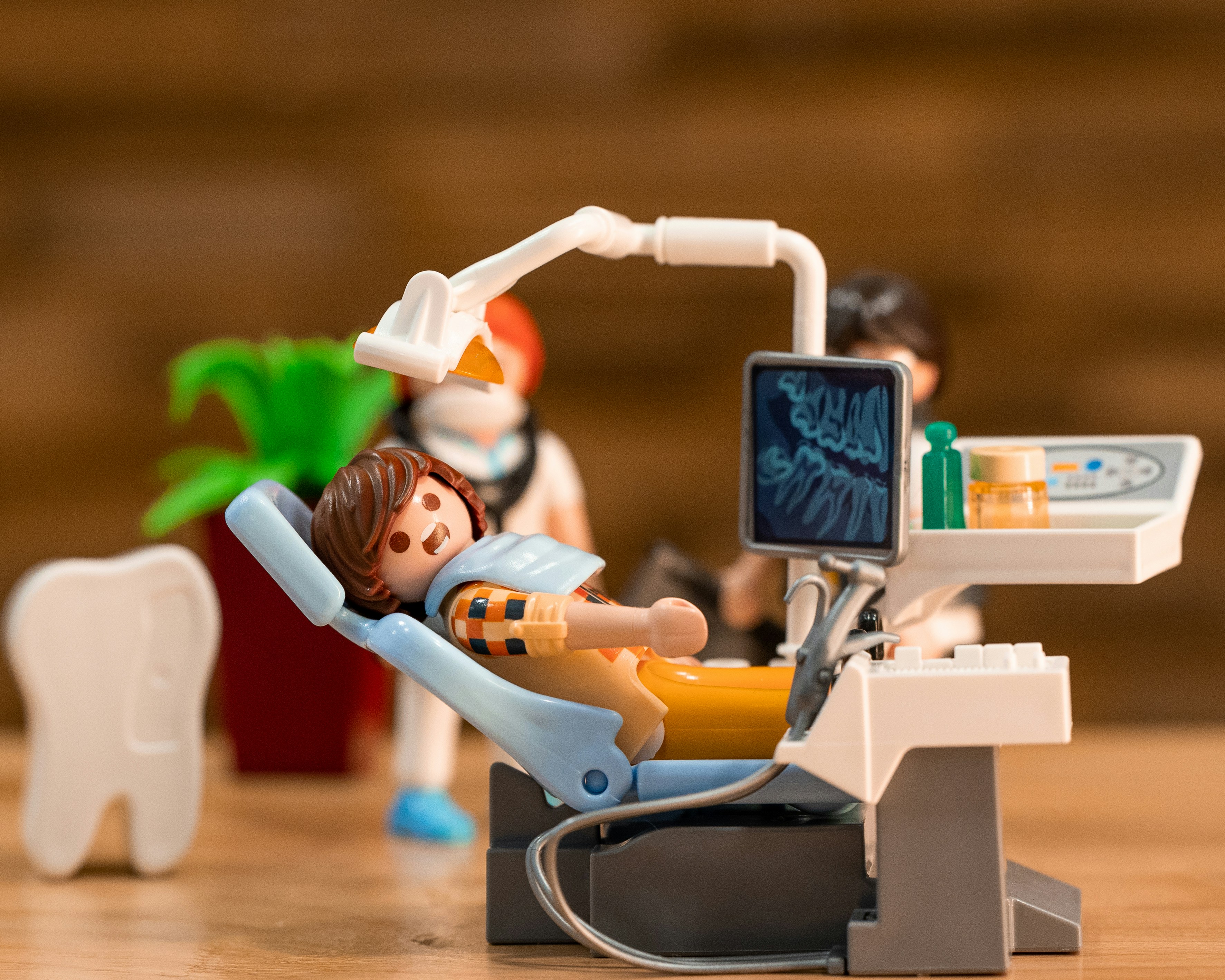 Niño en la silla del dentista odontopediatría primera visita dental