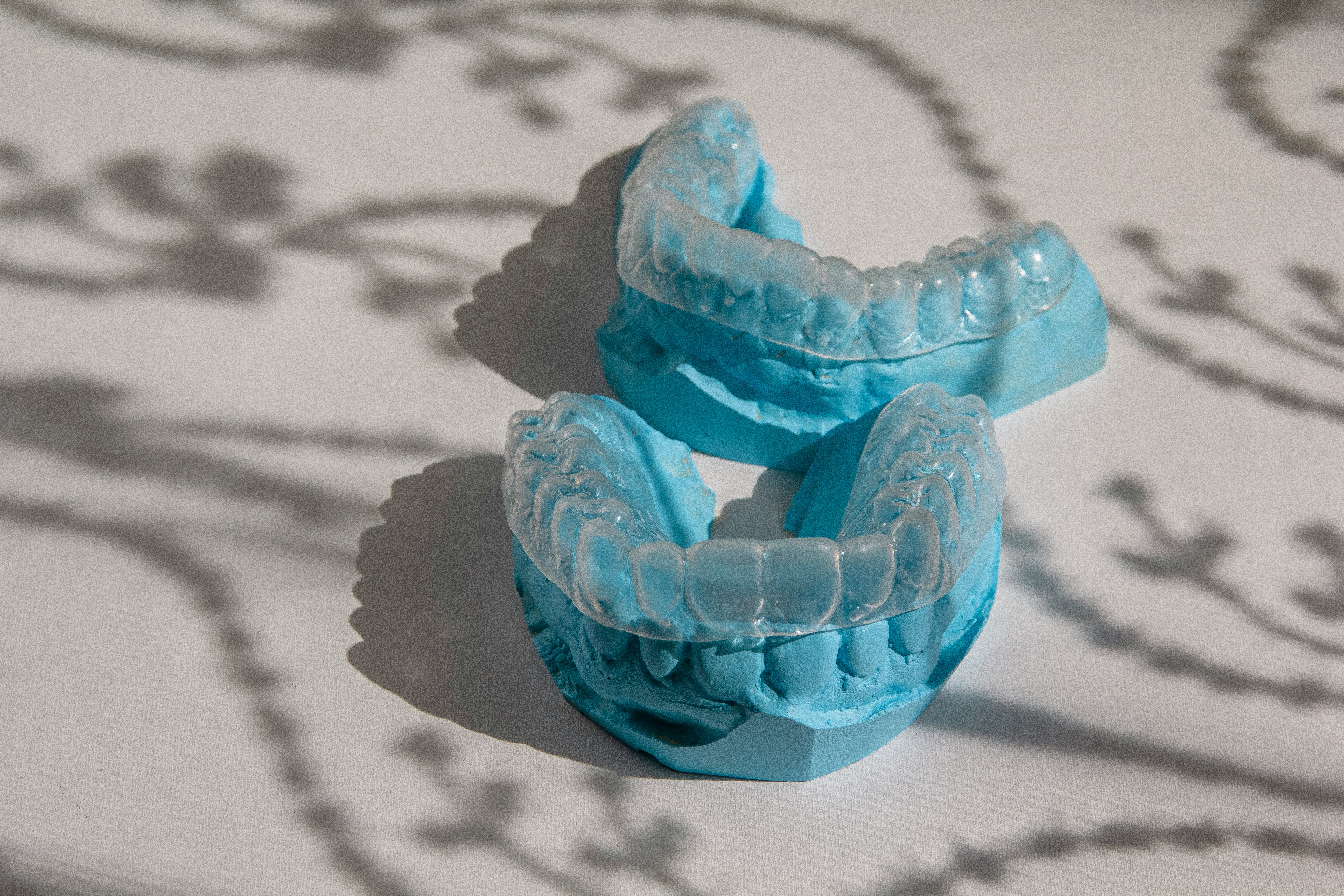 Ortodoncia invisible Invisalign versus brackets dientes alineados