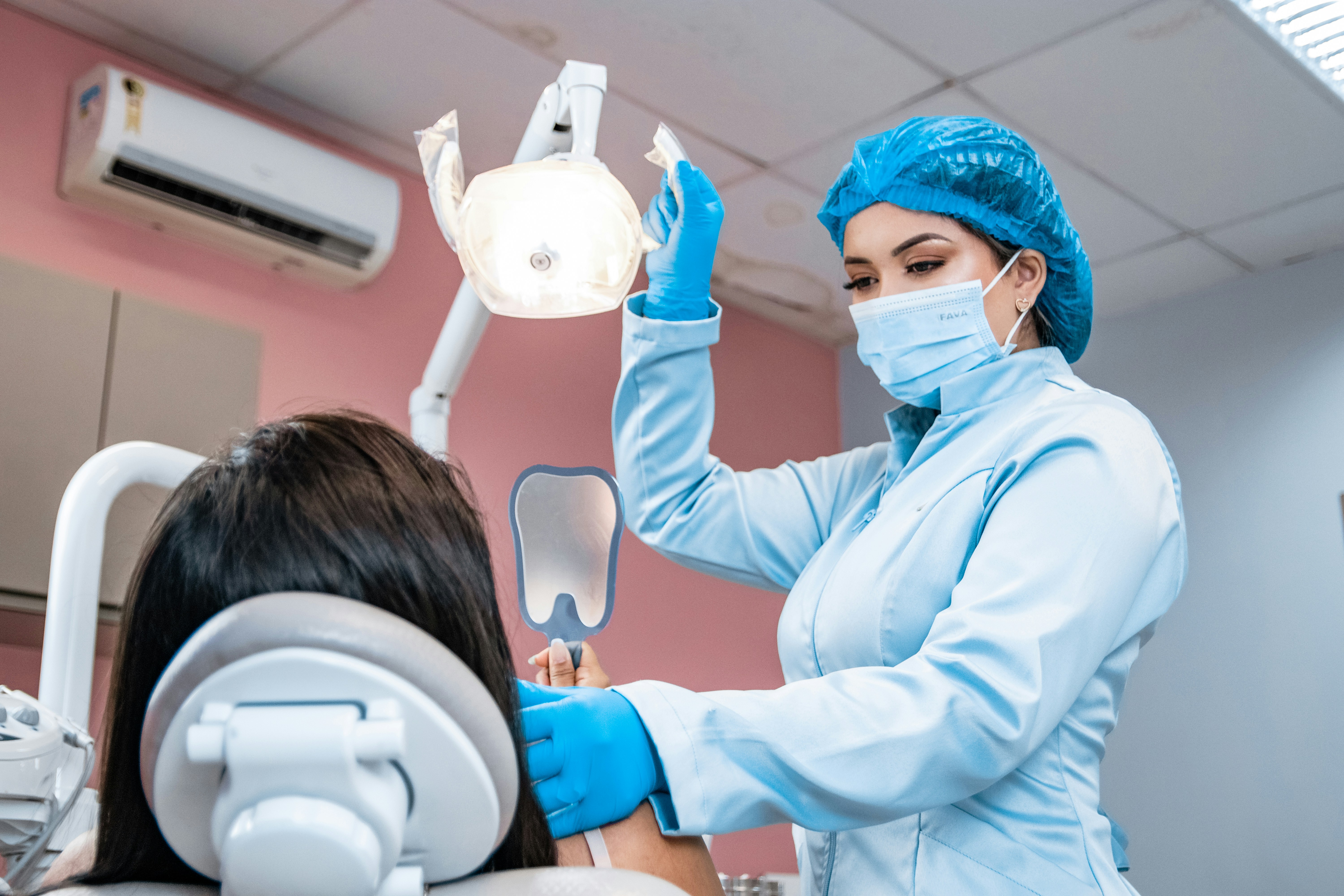 Revisión dental preventiva dentista revisando boca paciente clínica