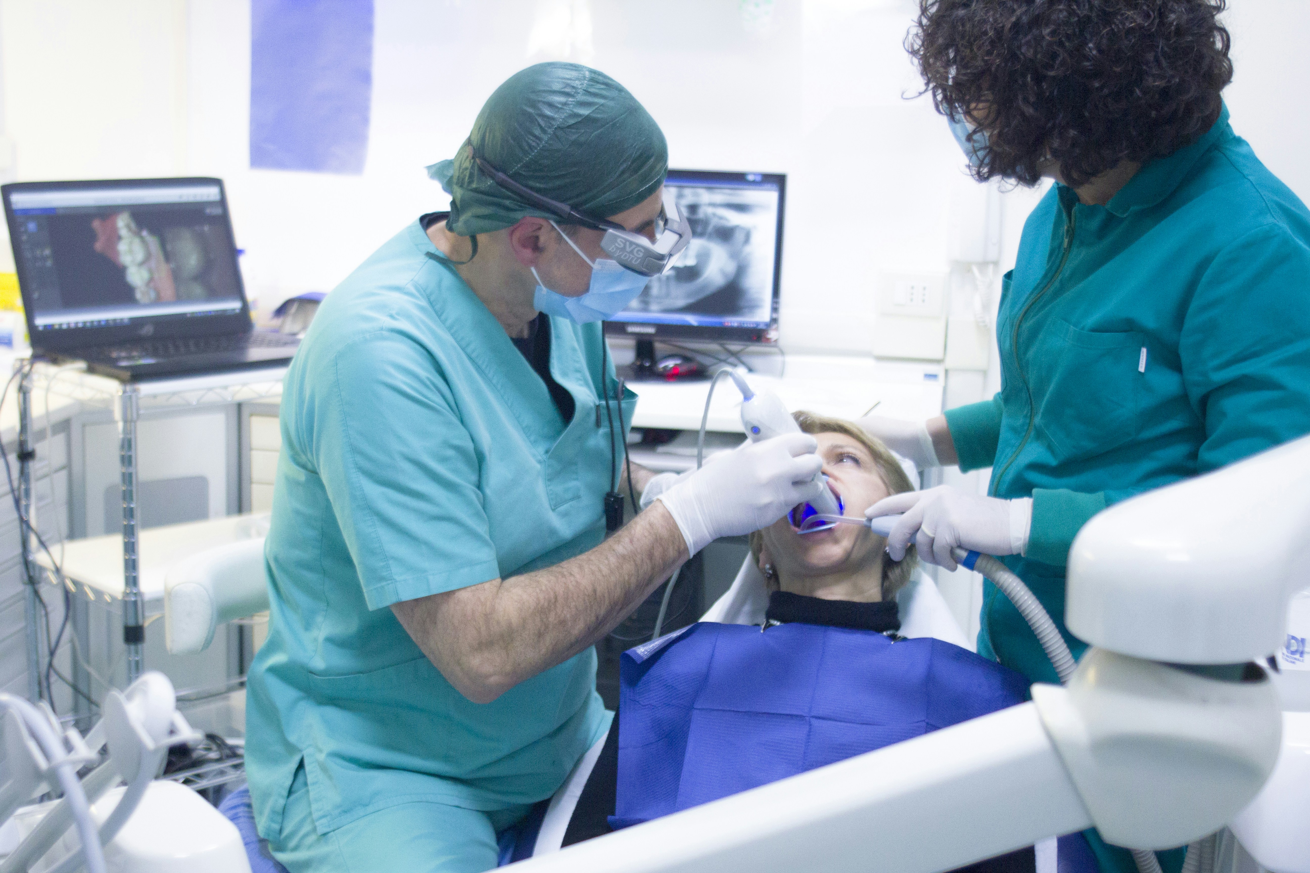 Dentista con paciente en Clínica Lavanda