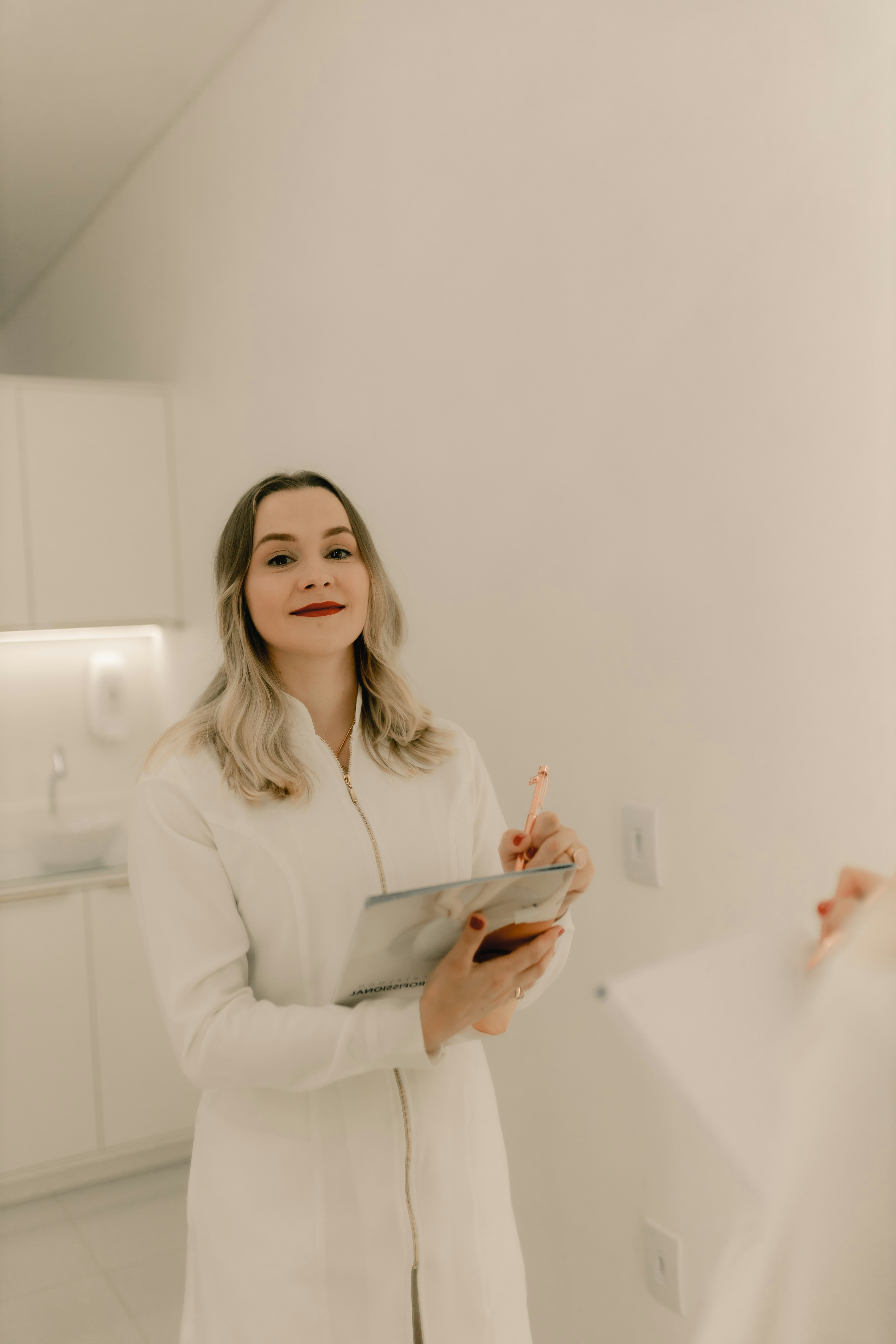 Dentista atendiendo a paciente en Clínica Lavanda