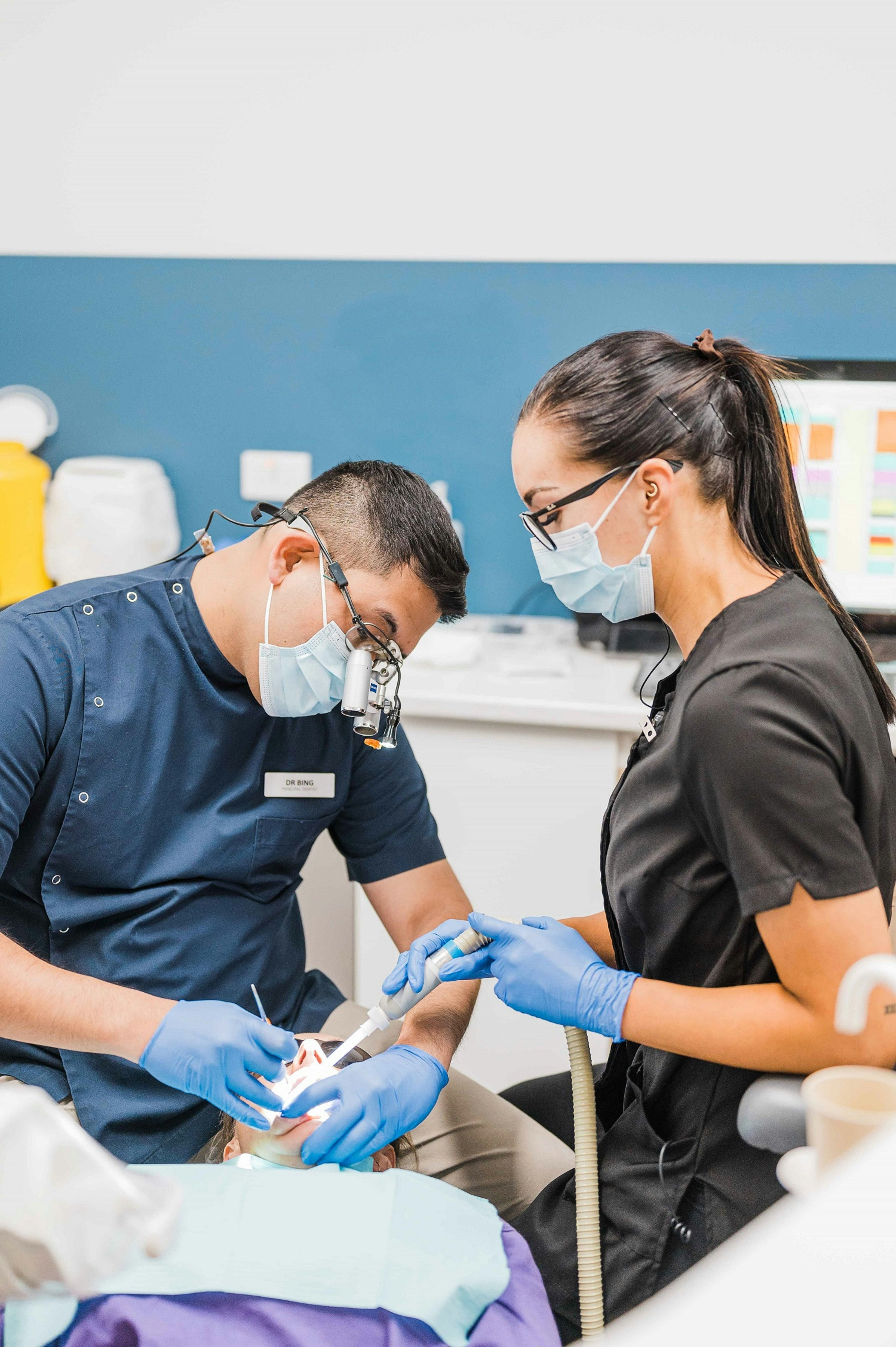 Dentista atendiendo paciente Clínica Lavanda Vilamar del Segura