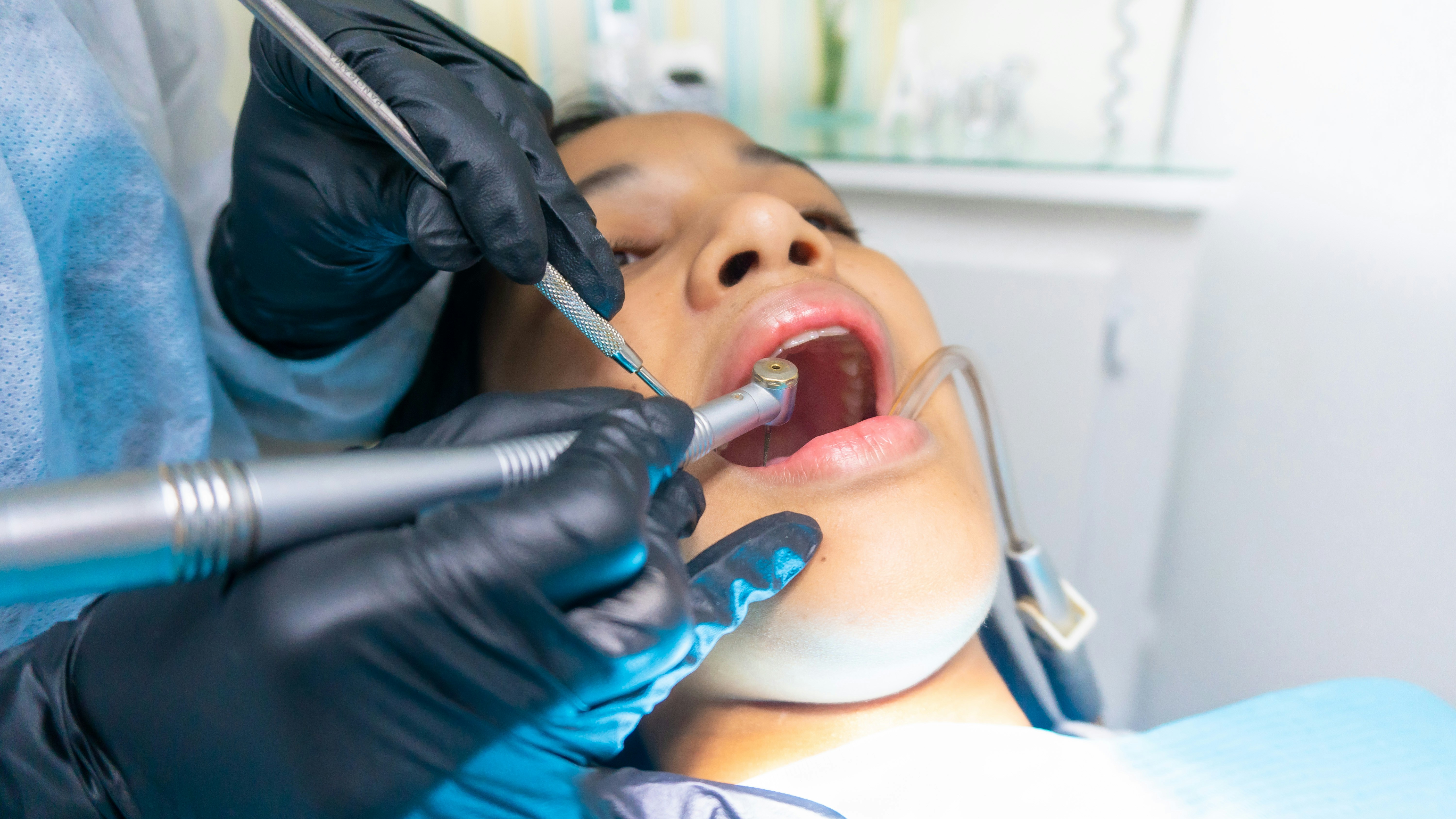 Implante dental titanio clínica Lavanda sillón tratamiento